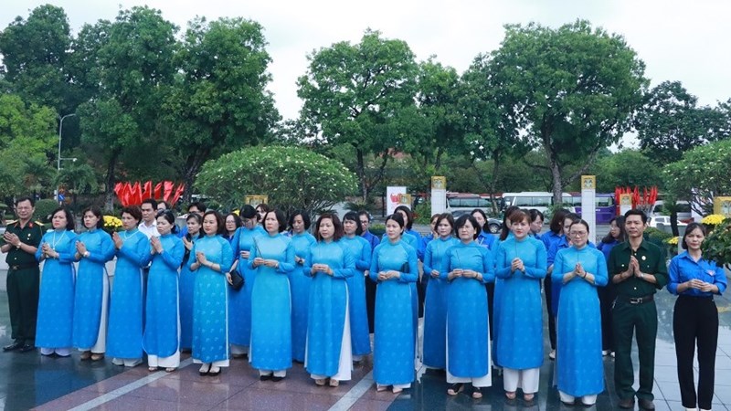 Đoàn công tác cơ quan Hội LHPN Hà Nội dâng hương tưởng niệm tại Tượng đài Bắc Sơn 