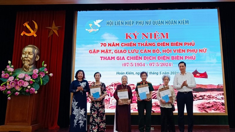 Hội LHPN quận Hoàn Kiếm: Gặp mặt, giao lưu cán bộ, hội viên phụ nữ tham gia chiến dịch Điện Biên Phủ