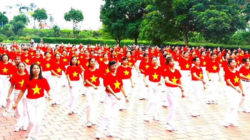 Phụ nữ quận Long Biên đồng diễn dân vũ kỷ niệm chiến thắng Điện Biên Phủ