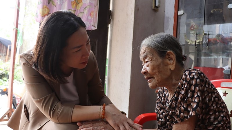 Đồng chí Lê Kim Anh, Chủ tịch Hội LHPN Hà Nội tri ân Mẹ Việt Nam Anh hùng, nữ bệnh binh
