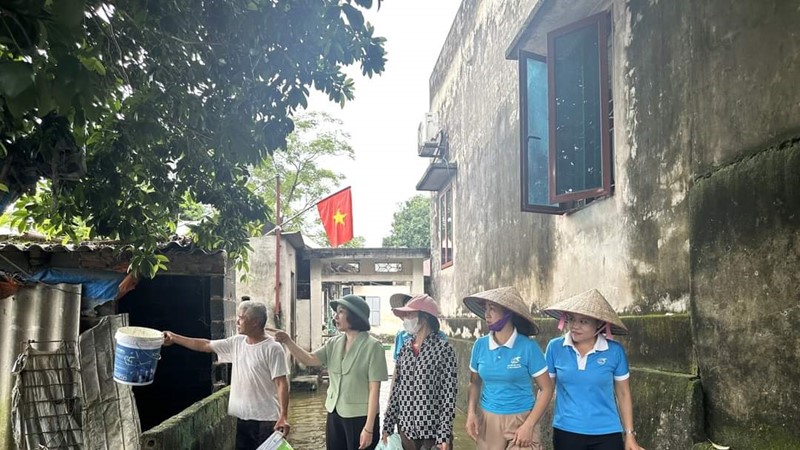 Các cấp Hội Phụ nữ Hà Nội: Kịp thời thăm hỏi, hỗ trợ tại các xã vùng ngập lụt trên địa bàn thành phố
