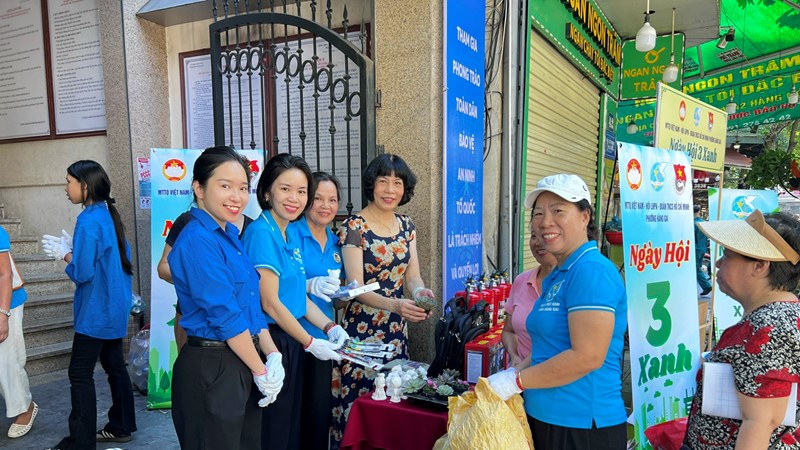 Sôi nổi ngày hội “Ba xanh” đổi rác thải tái chế lấy quà