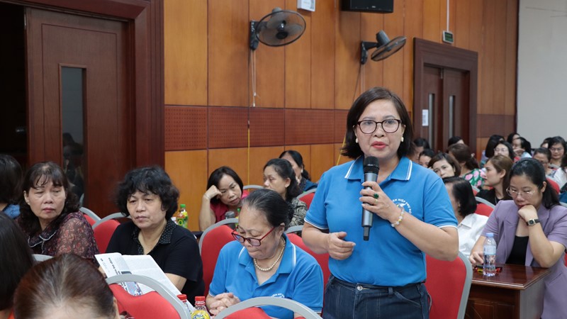 Cán bộ Hội tích cực tuyên truyền đến hội viên phụ nữ về lợi ích của việc đọc và làm theo báo Hội