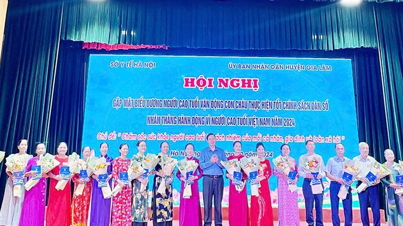 Phát huy vai trò của người cao tuổi trong gia đình và xã hội