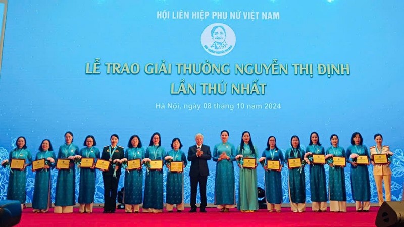 Hội LHPN Việt Nam trao giải thưởng Nguyễn Thị Định lần thứ Nhất cho 30 cán bộ Hội