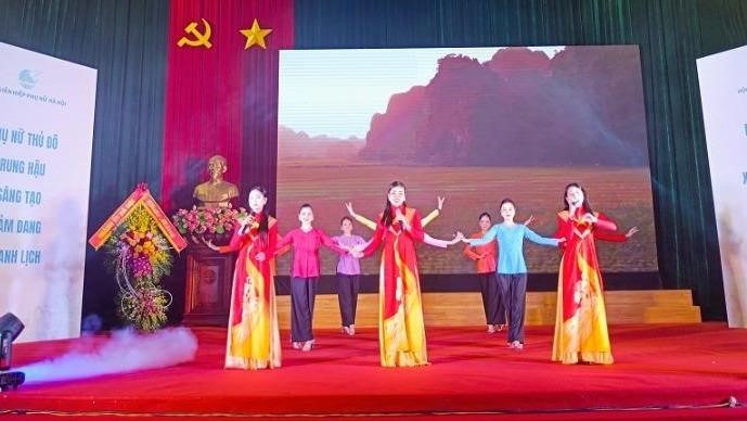 Tôn vinh các gương phụ nữ  tiêu biểu trên các lĩnh vực, có nhiều đóng góp cho sự phát triển của Thủ đô