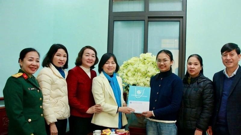 Các cấp Hội Phụ nữ thăm hỏi động viên, tặng quà các nữ tân binh lên đường nhập ngũ năm 2025