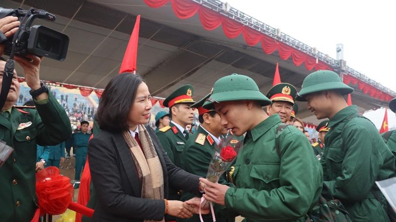 Chủ tịch Hội LHPN Hà Nội động viên tân binh lên đường nhập ngũ năm 2025 tại huyện Phúc Thọ