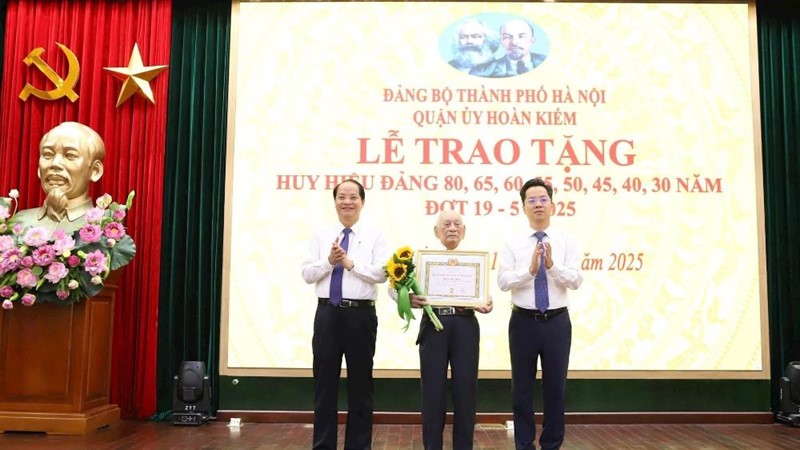 Quận Hoàn Kiếm: Trao Huy hiệu Đảng cho 214 đảng viên nhân kỷ niệm Ngày sinh Chủ tịch Hồ Chí Minh 19/5