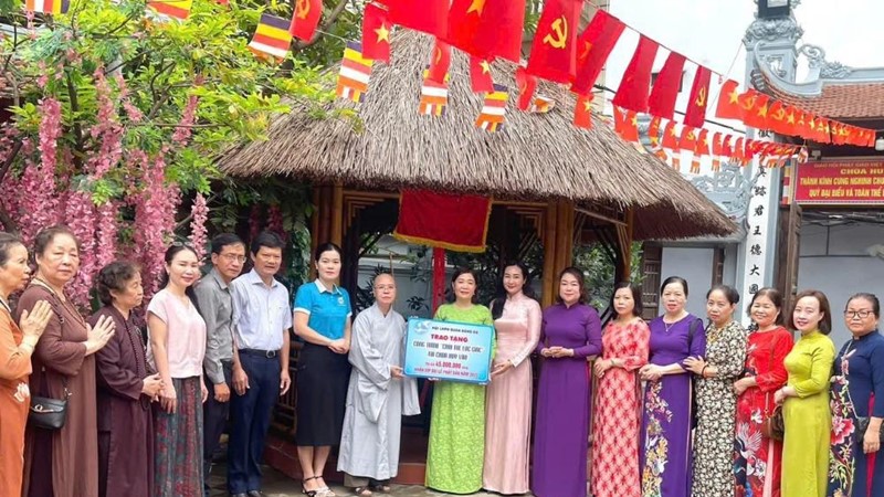  Hội LHPN quận Đống Đa: Bàn giao công trình “Chòi tre lục giác” chùa Huy Văn, phường Văn Chương