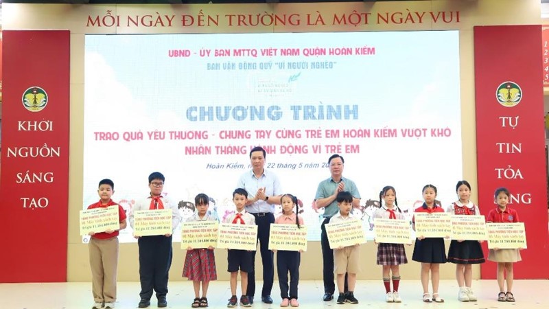  “Trao quà yêu thương - Chung tay cùng trẻ em Hoàn Kiếm vượt khó” nhân dịp 1/6
