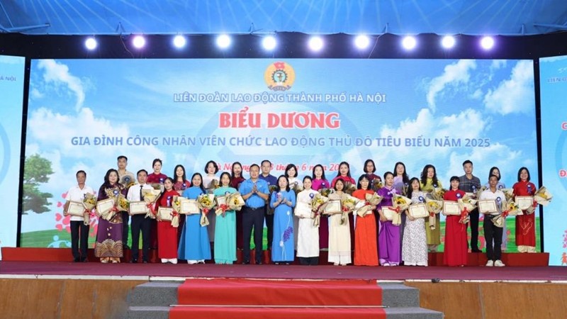 LĐLĐ TP Hà Nội: Biểu dương 100 gia đình công nhân viên chức lao động Thủ đô tiêu biểu năm 2025