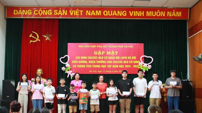 Gặp mặt, biểu dương khen thưởng con cán bộ, công chức viên chức, người lao động có thành tích trong học tập
