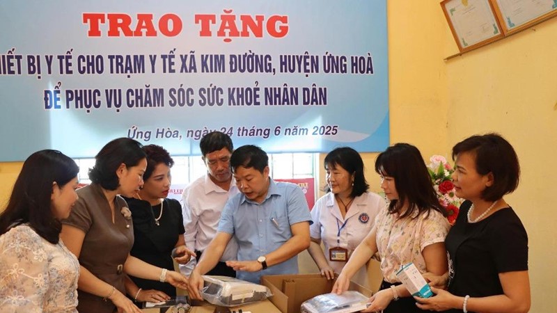 Báo Phụ nữ Thủ đô trao tặng thiết bị trị giá 100 triệu đồng cho Trạm y tế xã Kim Đường, huyện Ứng Hòa