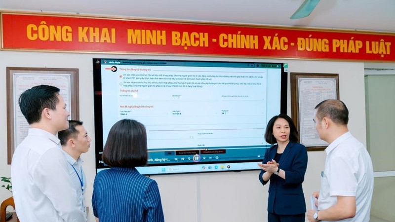 Phó Chủ tịch UBND TP Hà Nội Vũ Thu Hà kiểm tra thực tế vận hành thử nghiệm mô hình chính quyền mới tại quận Long Biên