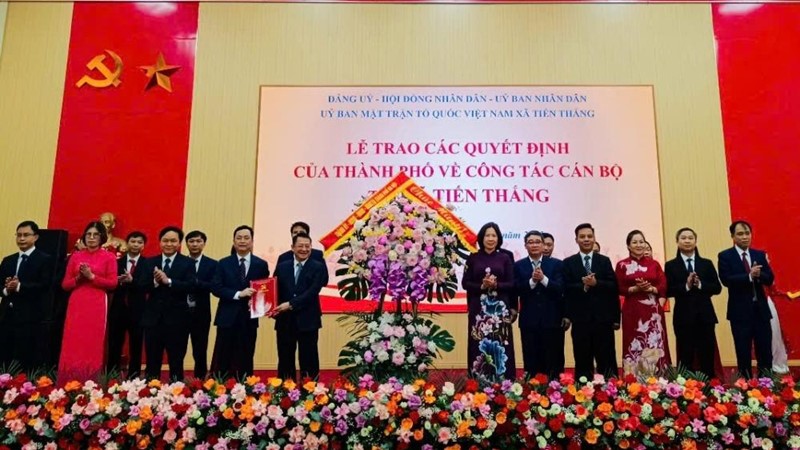 Chủ tịch Hội LHPN Hà Nội Lê Kim Anh trao quyết định thành lập 2 xã mới Tiến Thắng và Yên Lãng