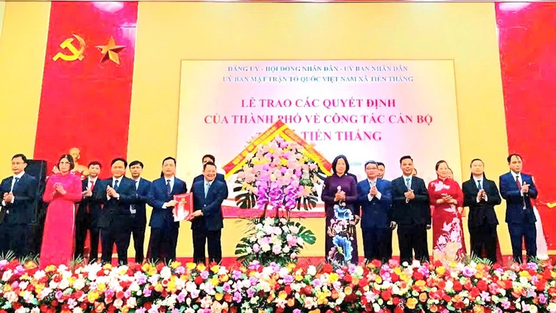 Chủ tịch Hội LHPN Hà Nội Lê Kim Anh trao quyết định thành lập 2 xã mới Tiến Thắng và Yên Lãng