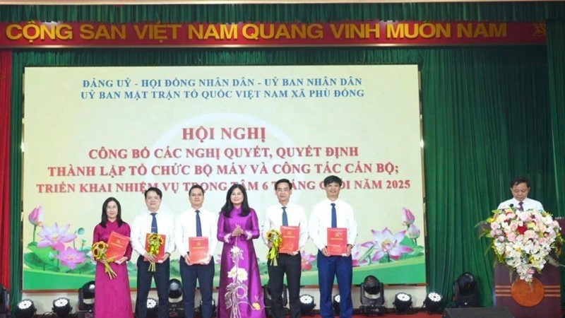 Xã Phù Đổng, TP Hà Nội công bố các quyết định về tổ chức bộ máy và công tác cán bộ
