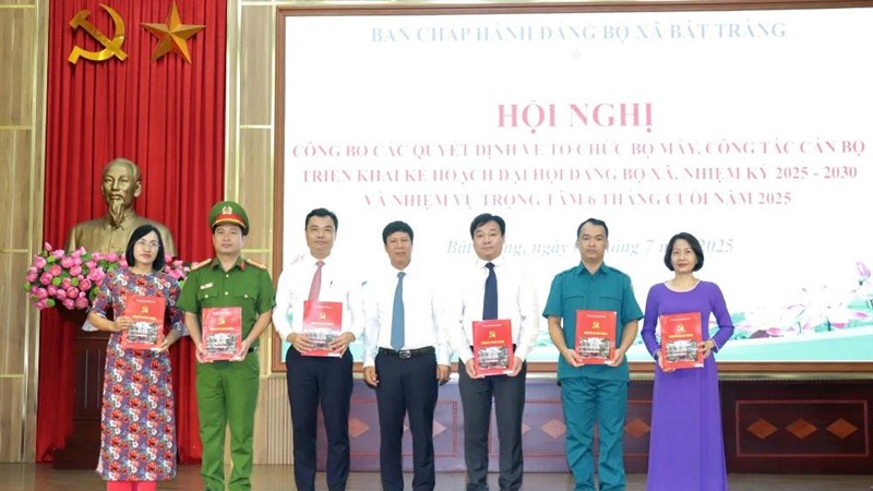 Xã Bát Tràng công bố các quyết định về tổ chức bộ máy và nhân sự