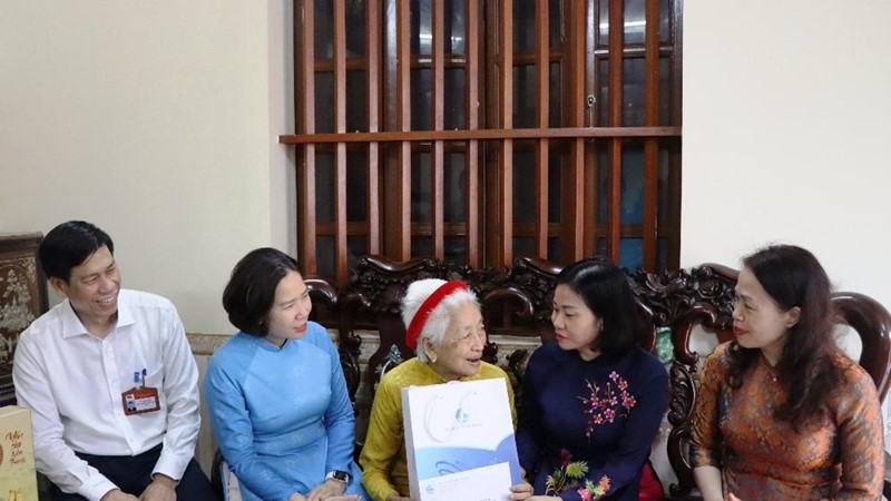 Thăm, tặng quà, tri ân Mẹ Việt Nam Anh hùng, người có công, gia đình chính sách tại phường Chương Mỹ