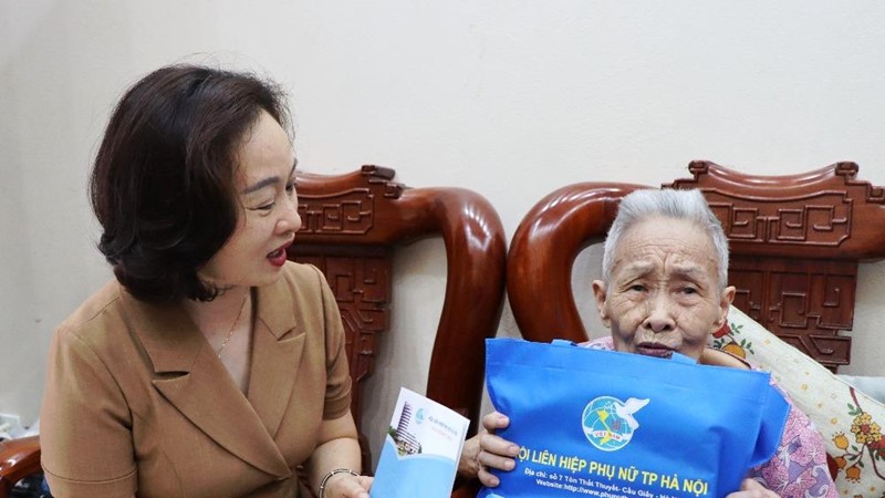 Hội LHPN Hà Nội thăm, tặng quà mẹ, vợ liệt sĩ và người có công nhân dịp 27/7