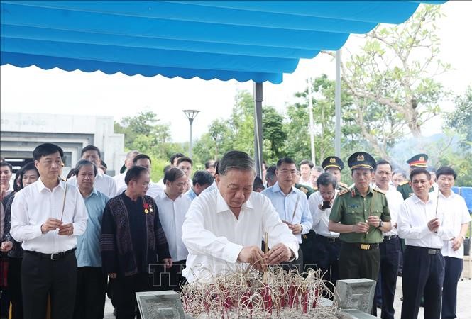 Tổng Bí thư Tô Lâm dâng hương tưởng niệm các Anh hùng, Liệt sĩ tại Điện Biên