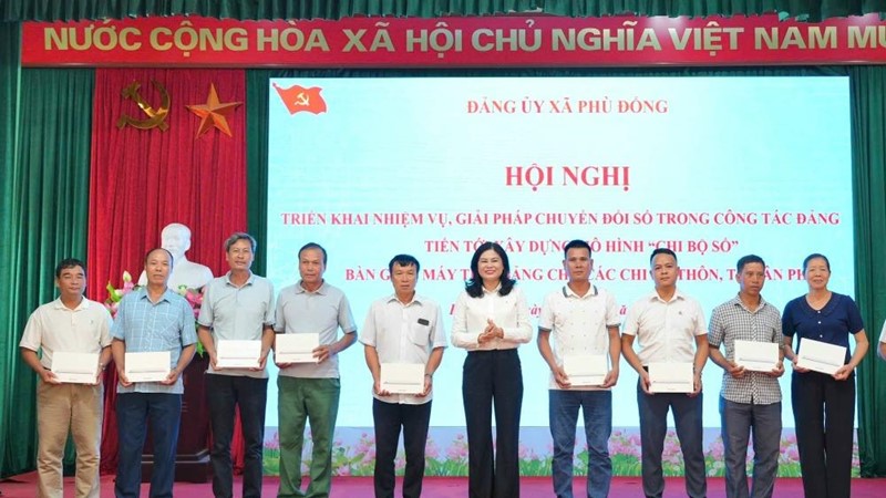Đảng ủy xã Phù Đổng bàn giao máy tính bảng cho đại diện  56 chi bộ thôn, tổ dân phố