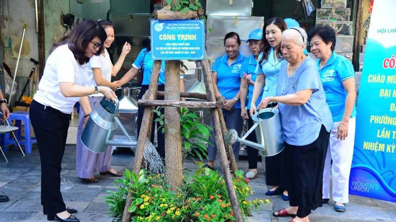 Hội LHPN phường Hoàn Kiếm ra quân tổng vệ sinh môi trường, nghiệm thu 2 công trình cây xanh