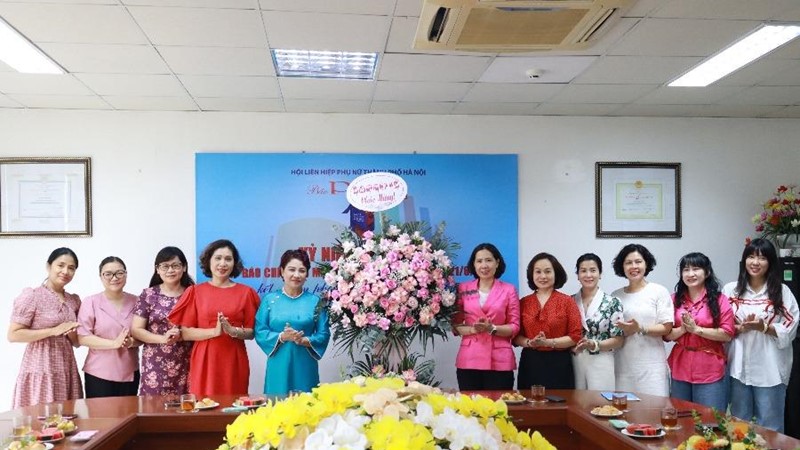 Lãnh đạo Ủy ban MTTQ Việt Nam TP, Hội LHPN Hà Nội thăm, chúc mừng báo Phụ nữ Thủ đô