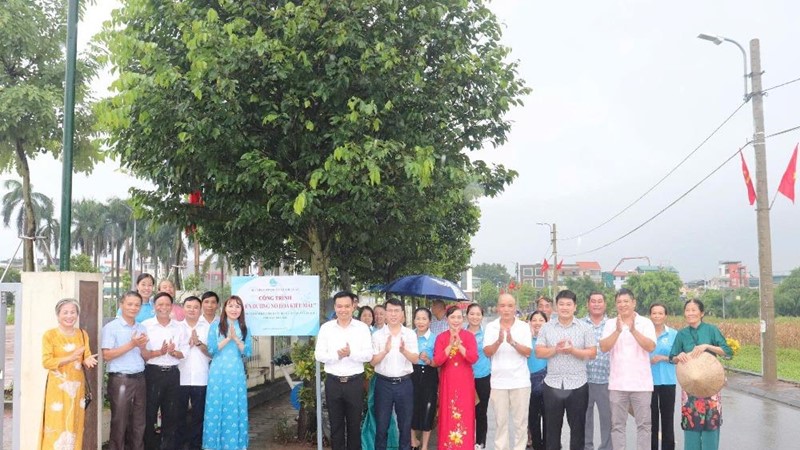 Hội LHPN xã Thuận An gắn biển công trình “Tuyến đường nở hoa kiểu mẫu” chào mừng Đại hội