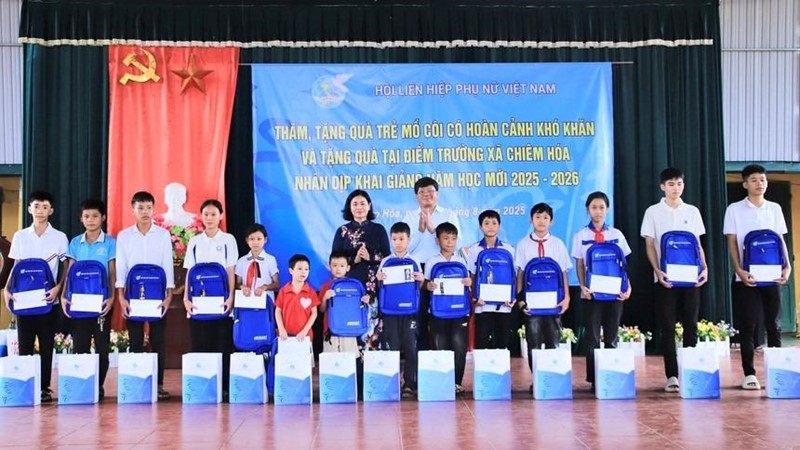 Hội LHPN Việt Nam về nguồn tại Tuyên Quang, tặng quà trẻ em có hoàn cảnh khó khăn