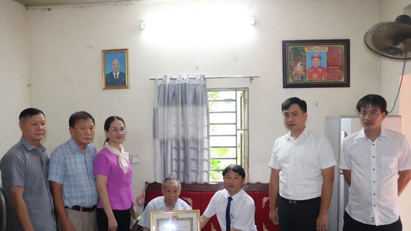 Xã Thuận An: Trao tặng Huy hiệu Đảng cho đảng viên lão thành dịp 2/9