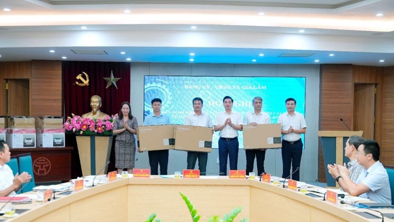 Xã Gia Lâm: Bàn giao máy tính, máy in, hỗ trợ người dân thực hiện nhiệm vụ chuyển đổi số