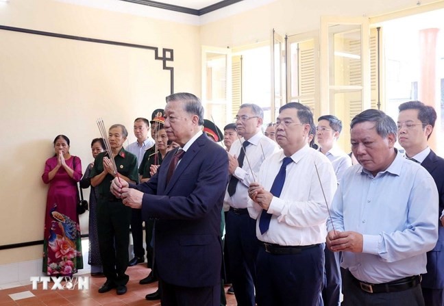 Tổng Bí thư Tô Lâm dâng hương tưởng niệm Chủ tịch Hồ Chí Minh tại Di tích nhà số 48 Hàng Ngang