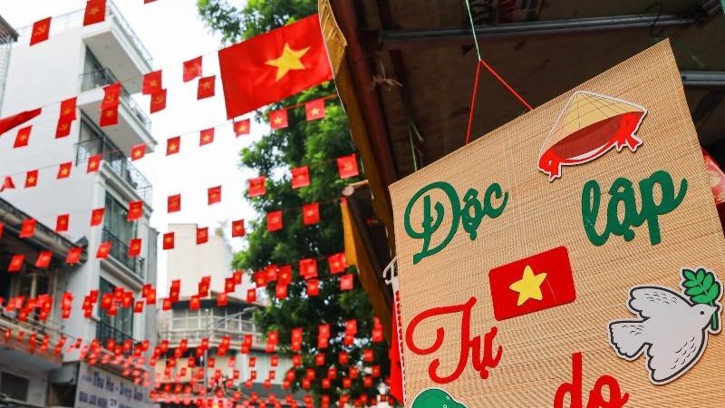 Phường Long Biên: Triển khai tặng quà cho người dân nhân dịp kỷ niệm 2/9