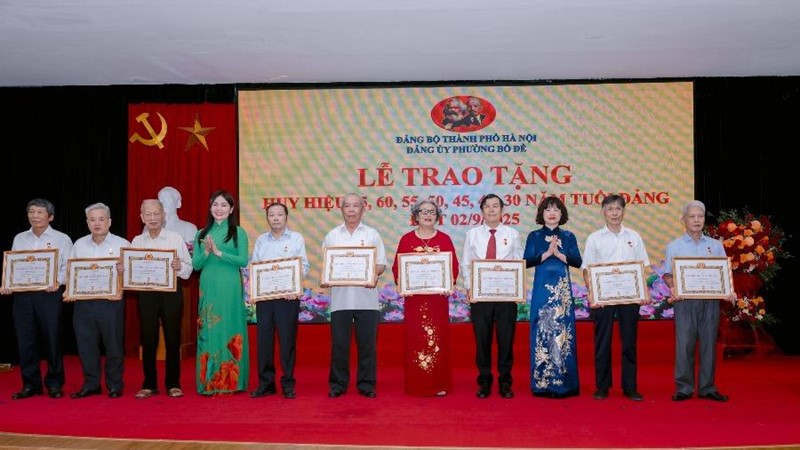  Đảng ủy phường Bồ Đề trao tặng Huy hiệu Đảng đợt 2/9/2025 cho các đảng viên lão thành