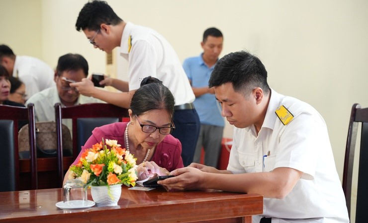 UBND xã Phù Đổng: Ứng dụng công nghệ trong công tác thu nộp thuế sử dụng thuế đất phi nông nghiệp năm 2025 