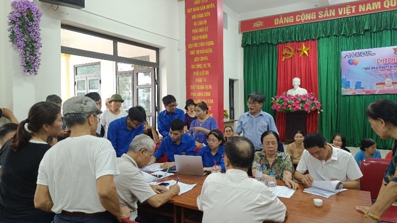 Xã Phù Đổng, TP Hà Nội: Người dân phấn khởi nhận phần quà 100.000 đồng