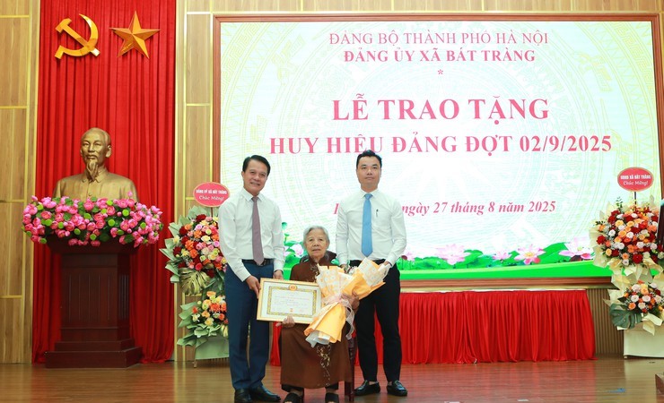 Đảng bộ xã Bát Tràng, TP Hà Nội trao Huy hiệu Đảng cho các đảng viên nhân kỷ niệm Quốc khánh 2/9