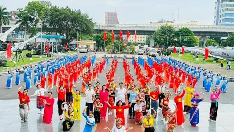 Những hình ảnh đẹp của Phụ nữ Thủ đô thời đại mới “Trung hậu-Sáng tạo-Đảm đang-Thanh lịch”