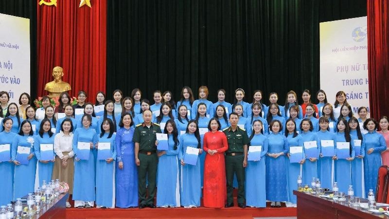 Hội LHPN Hà Nội gặp mặt, biểu dương phụ nữ tham gia diễu hành và phục vụ khối “Phụ nữ Việt Nam“