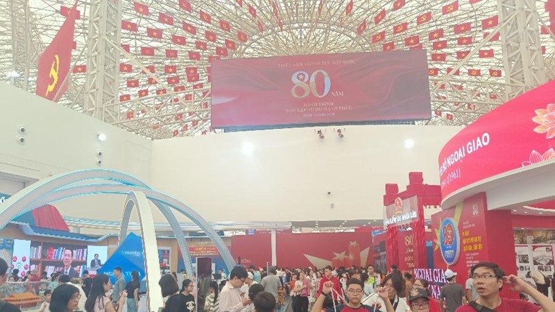 Sau nghỉ lễ Quốc khánh, người dân vẫn tấp nập đến Triển lãm “80 năm hành trình Độc lập-Tự do-Hạnh phúc”