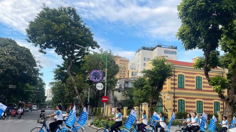 Phụ nữ phường Cửa Nam đạp xe diễu hành tuyên truyền chào mừng Đại hội