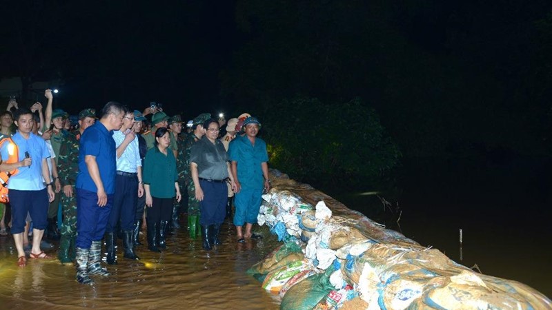 Thủ tướng Chính phủ Phạm Minh Chính kiểm tra công tác ứng phó mưa lũ tại xã Trung Giã và Đa Phúc, Hà Nội