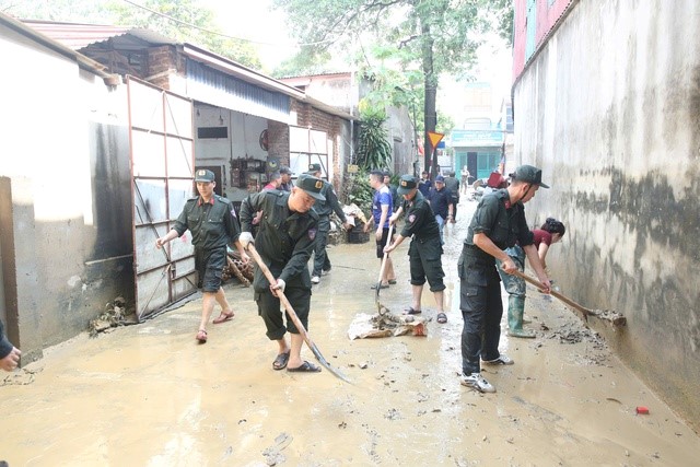 Công an Hà Nội tổng lực giúp người dân xã Trung Giã khắc phục hậu quả bão số 11