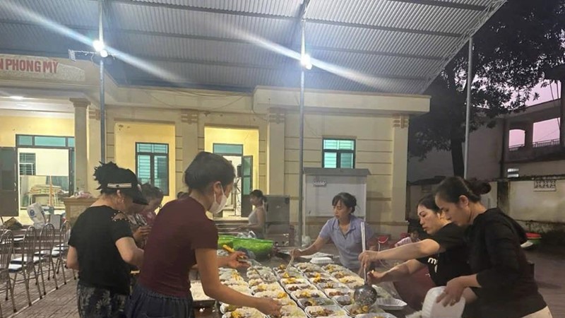 Hội LHPN xã Trung Giã hỗ trợ các hộ dân khắc phục ảnh hưởng bão lũ