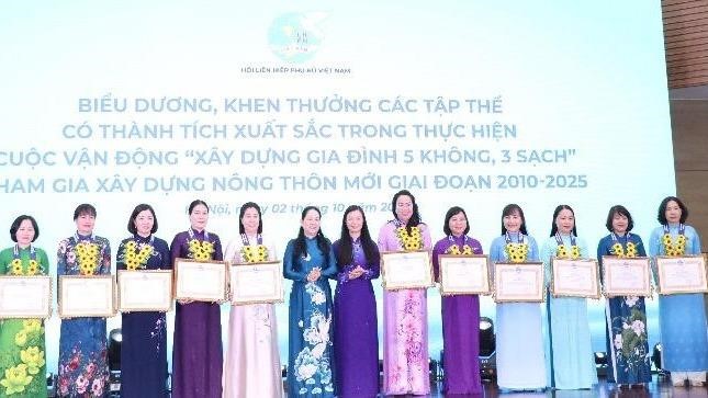 Hội LHPN Hà Nội vinh dự nhận khen thưởng 15 năm thực hiện cuộc vận động “Xây dựng gia đình 5 không, 3 sạch“