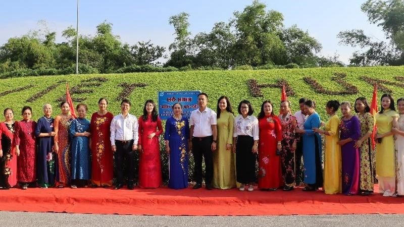 Hội LHPN phường Việt Hưng ra mắt mô hình dân vận khéo “Phủ xanh mái đê”