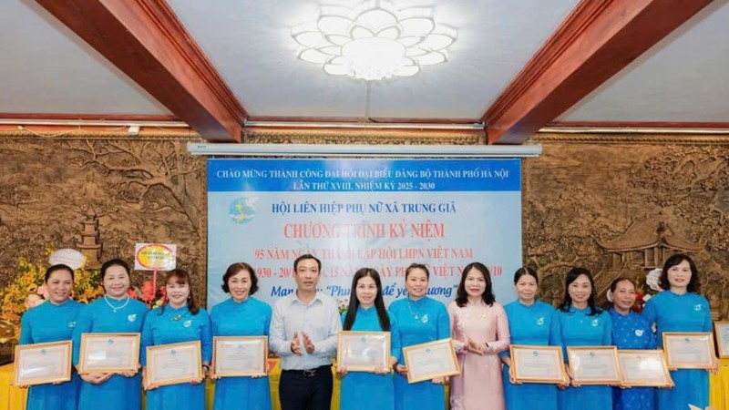 Hội LHPN xã Trung Giã khen thưởng 10 tập thể có thành tích xuất sắc trong đợt thi đua chào mừng Đại hội Đảng