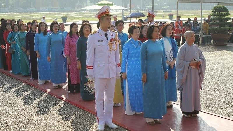 Đoàn đại biểu Hội LHPN Hà Nội viếng Lăng Chủ tịch Hồ Chí Minh và dâng hương tưởng niệm các Anh hùng liệt sỹ